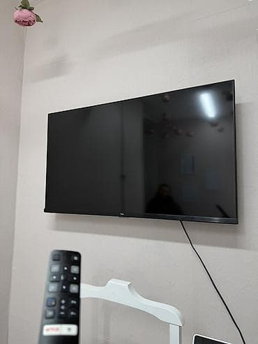 Телевизор TCL, диагональ ориентировочно 43–50". Тонкие рамки, плоская