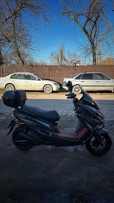 электронный мапед: Электроскутер чёрный, с АКБ и электроприводом. Аккумулятор 2000 ват — 5