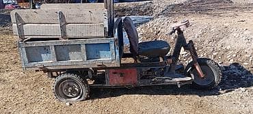 Электрический грузовой трицикл не на ходу без аккумулятора находится в