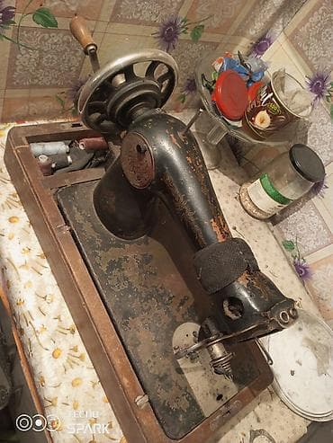 iphone x icloud: Ручная швейная машина старого образца на деревянном основании — 1