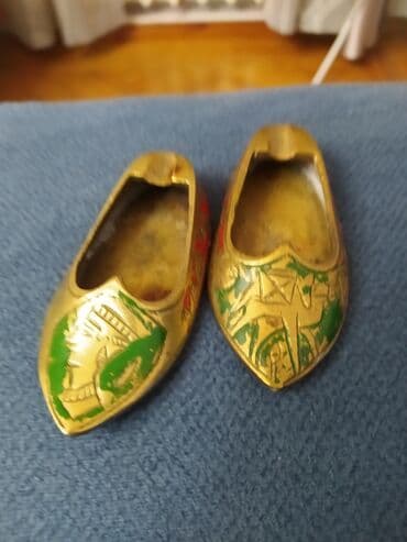 продаю медали: Башмаки-пепельницы(латунь ) .антиквар.окончательно, смотреть все — 2