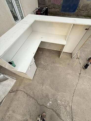 ресепшн столы: Угловая стойка-ресепшн/рабочий стол белого цвета. - Компоновка — 3