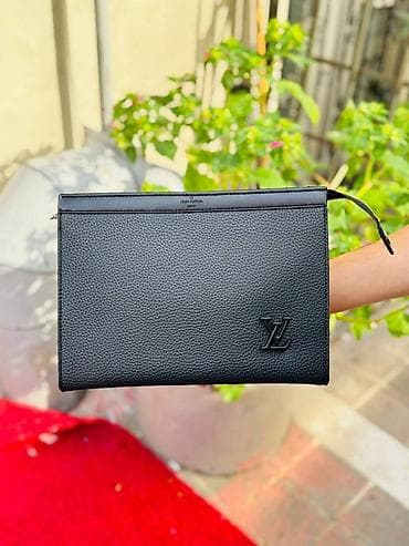 барсетки lv: Мужской клатч/папка Louis Vuitton, модель в минималистичном стиле. - — 1