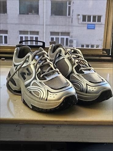 nike react: Кроссовки серо‑чёрные с серебристыми вставками, в коробке. Насчёт цены — 1