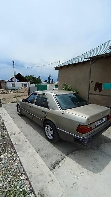 арзан матиз 1: Mercedes-Benz W124: 1992 г., Седан — 5