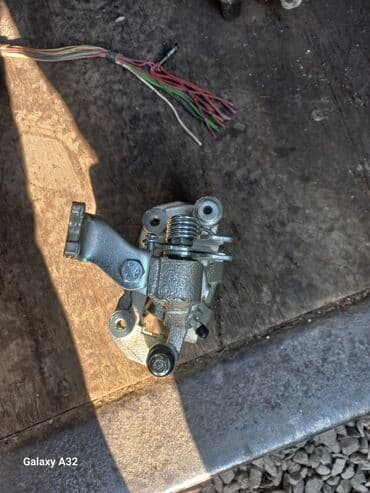 реечный домкрат: Задний тормозной суппорт в сборе.

мазда 323 примаси 626 — 3