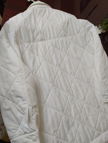 один: Продаю шикарную белоснежную курточку, производство Италия,размер — 9