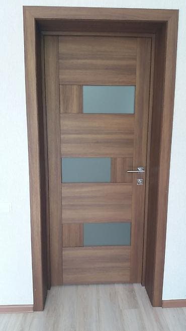 Продаётся дверь б/у.Материал:экошпон,стёкла матовые.В хорошем