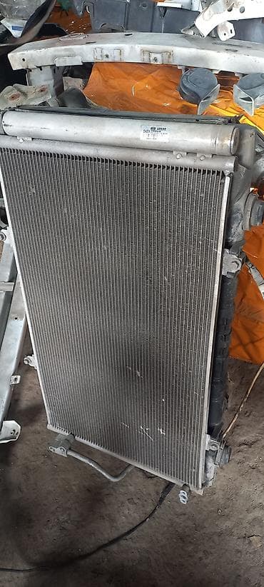 Byd e5. Радиатор охлаждения двигателя в сборех Левое крыло. Левая