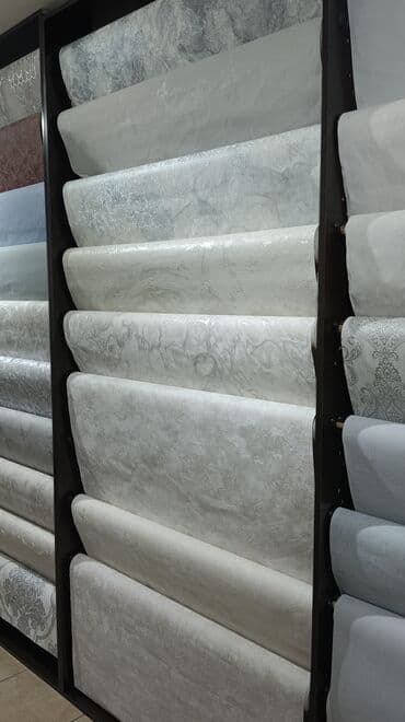 абой для дома: Представлены рулоны обоев различных оттенков серого и бежевого цветов — 2