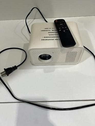 Портативный мультимедийный проектор с пультом ДУ. Особенности: -