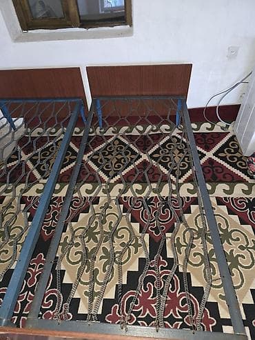 Кровати: Металлические каркасы односпальных кроватей (2 шт.) - Размер каждого — 3