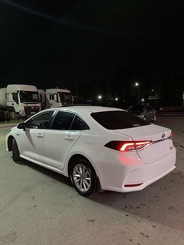 outback br: Toyota Corolla: 2021 г., 1.8 л, Вариатор, Гибрид, Седан — 5