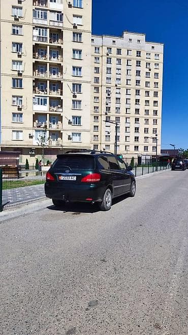 ролер: Минивэн 5‑дверный, тёмно‑зелёный. Просторный салон, высокий потолок и — 2
