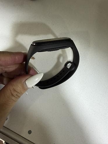 Фитнес-браслет с черным силиконовым ремешком и овальным сенсорным