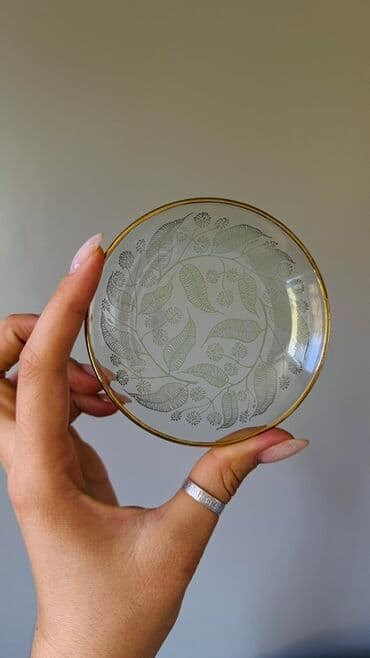 пасуда комплект: Элегантное стеклянное блюдце с золотистой окантовкой, выполненное из — 1