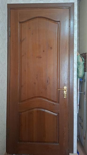 Продаю двери 1 двойная 1 со стеклом они по 4500. Остальные глухие по
