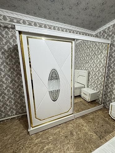 Спальный гарнитур в классическом стиле, цвет белый с золотистыми