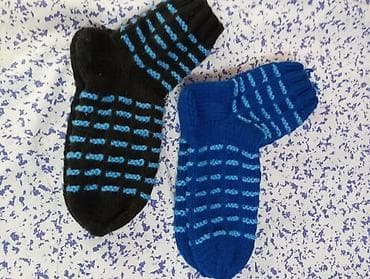 Вязаные шерстяные носки ручной работы с рельефным полосатым узором. -
