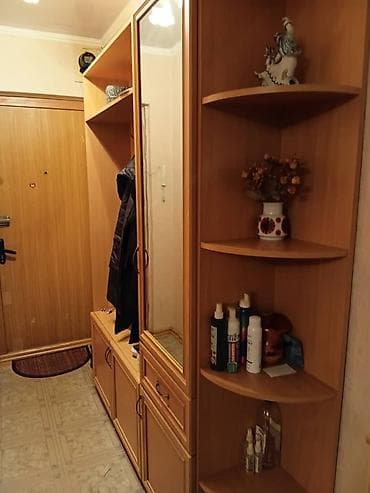 Полки, стеллажи: Продаю б/мебель, сост.отличное комод 4000с, прихожка 12000с, стенка — 2