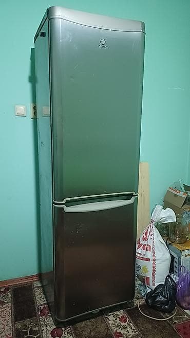 Техника и электроника: Холодильник Indesit, Б/у, Двухкамерный — 1