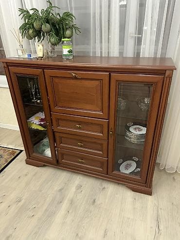 тумбочки для вещей: 1) шкаф 5) таршер 6) 2 комода 7) диван 8) ковер 9) стол — 3