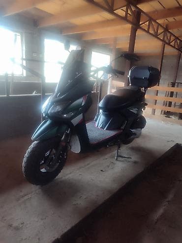 Скутер/макси-скутер с ветровым стеклом и багажным кофром. Основные