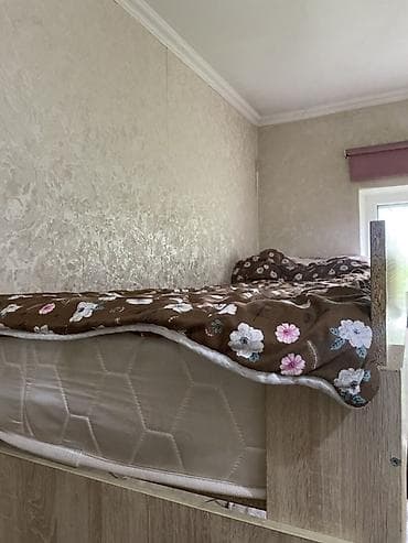 Кровати: Двухъярусная кровать из ЛДСП в светлом дубовом оттенке. Особенности — 3