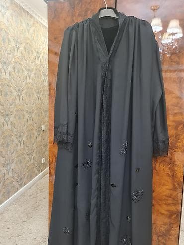 Киреге берилүүчү кийимдер: Продаю дизайнерскую эксклюзивную абаю чёрного цвета, с гипюровымы — 1