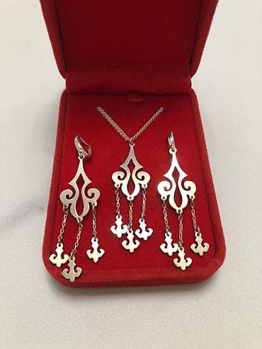 Ювелирный набор из серебра в подарочном футляре из красного бархата. В