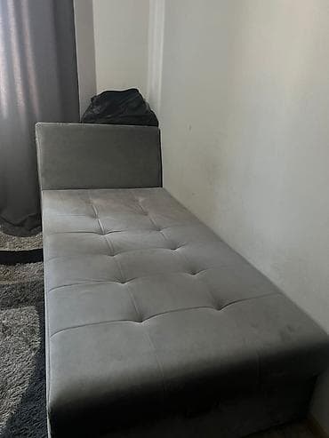 small table: Продается кровать с нижними ящиками. Цена 10000 сомов Размер 180х90 — 4