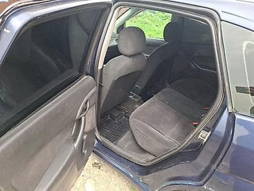 Унаа сатуу: Ford Focus: 2001 г., 1.6 л, Кол менен иштөөчү, Бензин, Хетчбек — 5