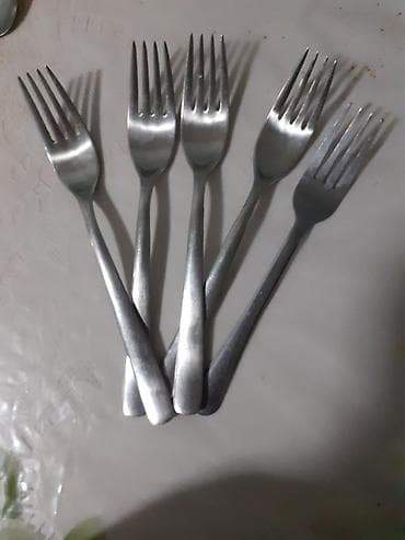 кухонный посуда: Ложки,вилки,ножи, чистилки для овощей. Есть в большом количестве — 3