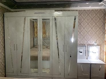 зеркало комнатный: Спальный гарнитур в современном стиле, цвет — светло‑серый/белый с — 1