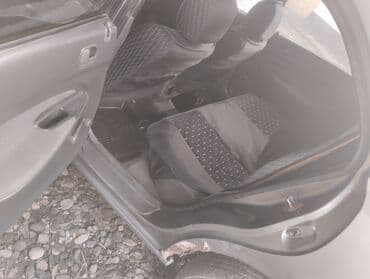 дайво мубира: Mazda 323: 1995 г., 1.5 л, Механика, Бензин, Седан — 7