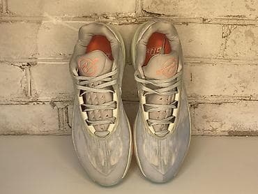 louis vuitton: 🟣⚪ Первая пара (фиолетово-зелёные) Это линейка Nike KD (Kevin Durant) — 2