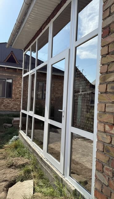 резина для дверей: Панорамное остекление с дверью, ПВХ профиль, белый цвет. Описание: - — 1