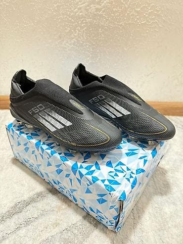 футболный бутцы: Футбольные бутсы F50 (шнурков нет, носок-эластичный). - Тип подошвы — 1