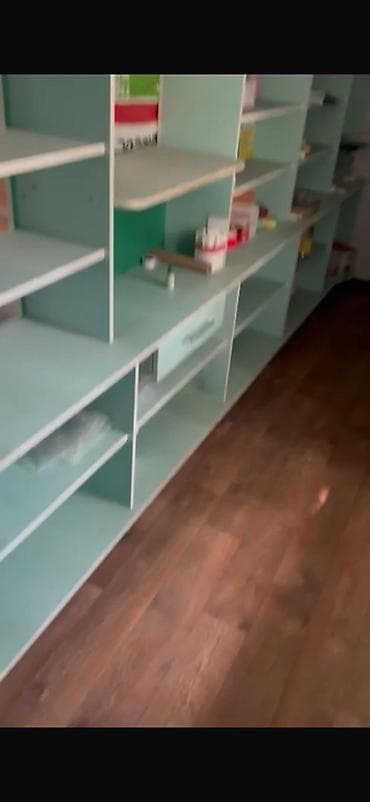 ресепшн столы: Торговое оборудование для аптеки/магазина - Витрина со стеклянными — 3