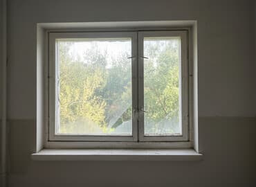 Окно пластиковое двухстворчатое с поворотно-откидной фурнитурой. - at lalafo.kg Окно пластиковое двухстворчатое с поворотно-откидной фурнитурой. -