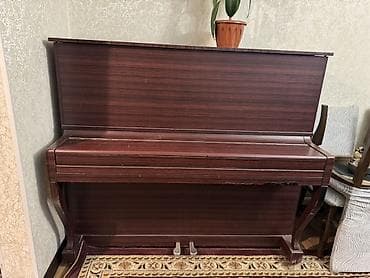 Пианино (вертикальное, акустическое), отделка под тёмное дерево. -
