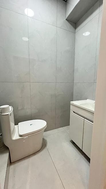 квартира медакадемия: Светлая современная отделка для квартиры/дома: коридор и санузлы под — 4