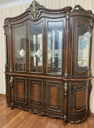 шкаф коричневый: Витрина/буфет в классическом стиле с резными декоративными элементами — 2