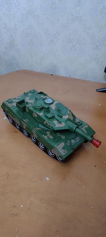 игрушки черепашки ниндзя: Игрушечный робот-танк трансформер. В отличном состоянии. Присутствуют — 2