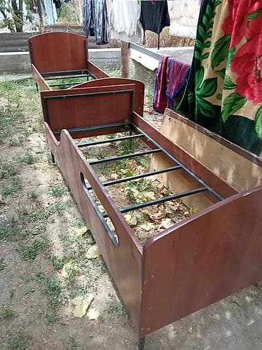 Мебель: С матрасами,Односпальные кровати из фанеры и металла (2 шт.) - Размер — 1