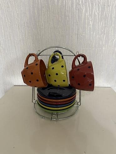 Ашкана буюмдары: Набор чайных/кофейных чашек с блюдцами и подставкой. Состав: - 4 — 1