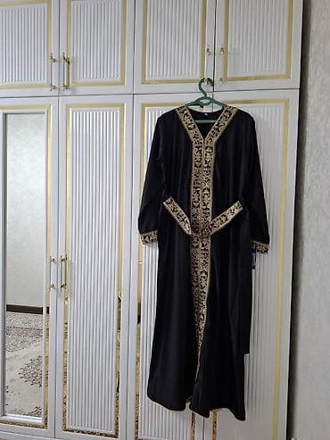 Элегантная длинная накидка/абайя черного цвета с богатой золотистой