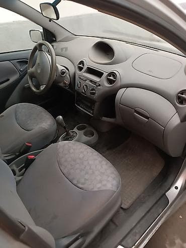 Toyota Echo: 2001 г., 1.5 л, Механика, Бензин, Седан — 5