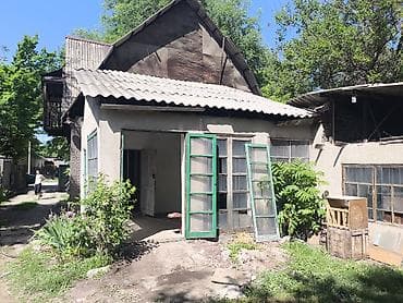дом с мансардой: Продаётся частный дом с участком в тихом зелёном дворе. 8 соток - — 4