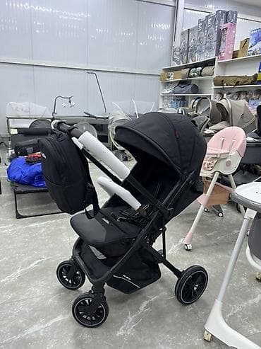 Прогулочная коляска в чёрном цвете - Лёгкая и манёвренная 4‑колёсная